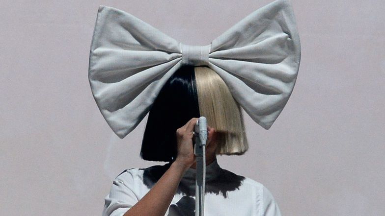 Sia przez lata ukrywała twarz. Tak wygląda na co dzień. Poznalibyście ją?