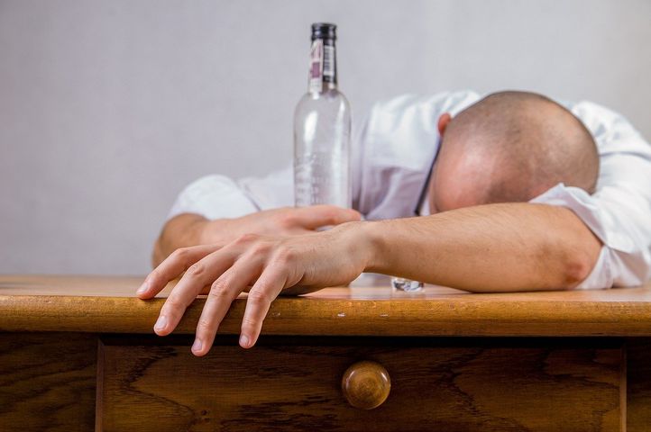 Alkoreksja to rezygnacja z posiłków na rzecz picia alkoholu.