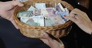 Tyle Polacy dają na tacę. Co z Funduszem Kościelnym?