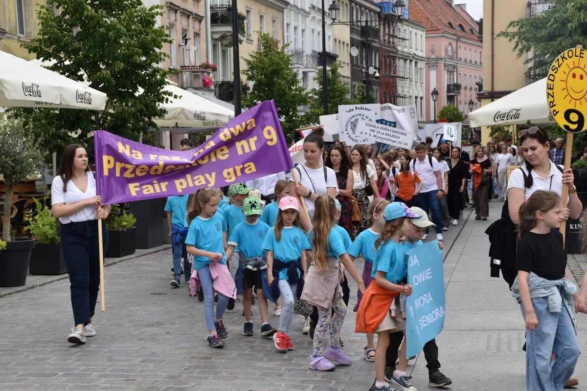 Trwa Kaliski Tydzień Zdrowia. Ulicami śródmieścia przeszedł barwny korowód. ZDJĘCIA