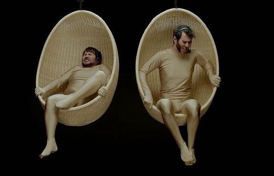 Męskie jądra reklamują bieliznę Bonds