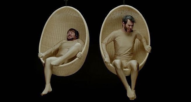 Męskie jądra reklamują bieliznę Bonds