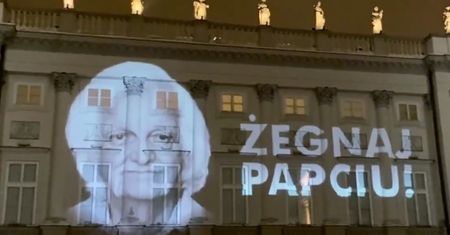 Warszawa. Żegnaj Papciu. Dał nam Tytusa, Romka i A’Tomka, ma za to order