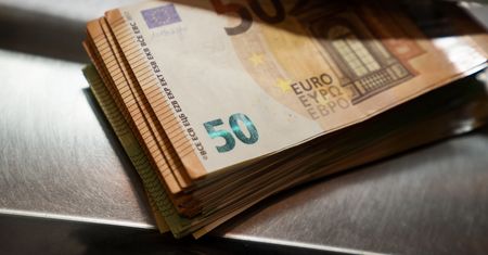 Kursy walut. Złoty szybko oddał wypracowaną wcześniej przewagę