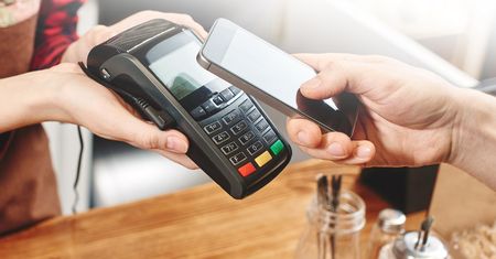 Kartą czy telefonem? Sprawdzamy, które rozwiązanie jest wygodniejsze