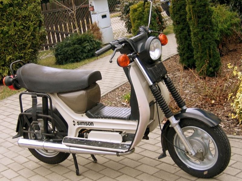Simson SR50 - popularny skuter z lat 80. i 90., który posiadał wyłącznie manualną skrzynię biegów