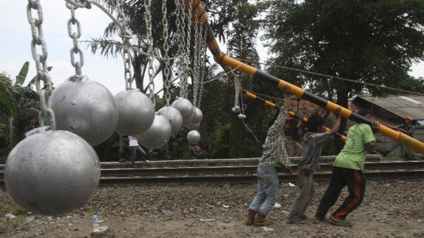 Indonezyjski sposób na gapowiczów w pociągach [wideo] 1