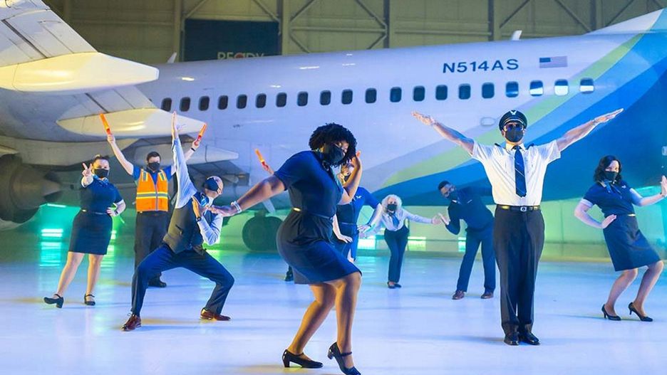 Zrzut ekranu z teledysku stworzonego przez linie Alaska Airlines
