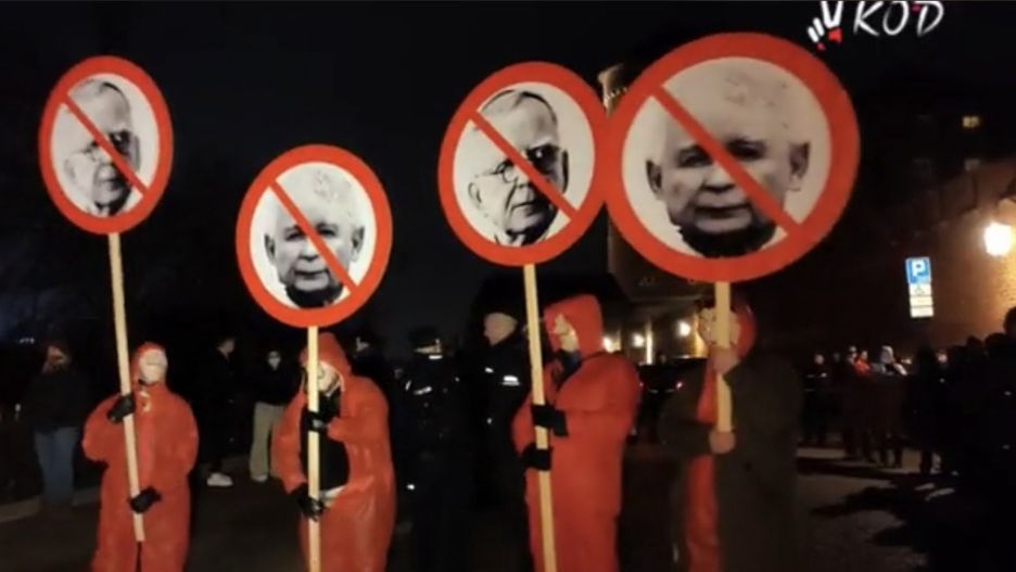 Kilkadziesiąt osób próbowało zablokować w czwartek miesięcznicę Smoleńską na Wawelu. (KOD, Lotna Brygada Opozycji, Twitter)