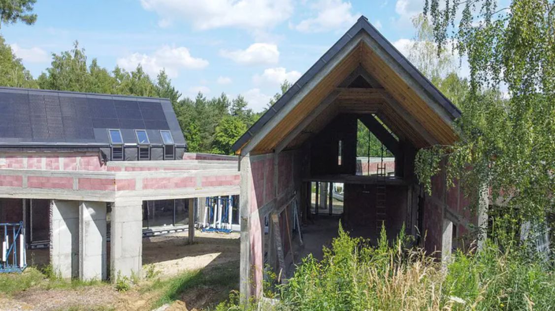 Budowa domu Wiśniewskiego stanęła w miejscu