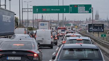 Komunikacyjny paraliż na wjeździe do Wrocławia. Kierowcy stoją w 7-kilometrowych korkach, a końca utrudnień nie widać