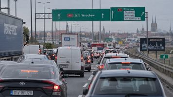 Komunikacyjny paraliż na wjeździe do Wrocławia. Kierowcy stoją w 7-kilometrowych korkach, a końca utrudnień nie widać