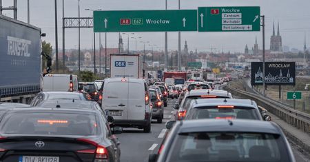 Komunikacyjny paraliż na wjeździe do Wrocławia. Kierowcy stoją w 7-kilometrowych korkach, a końca utrudnień nie widać