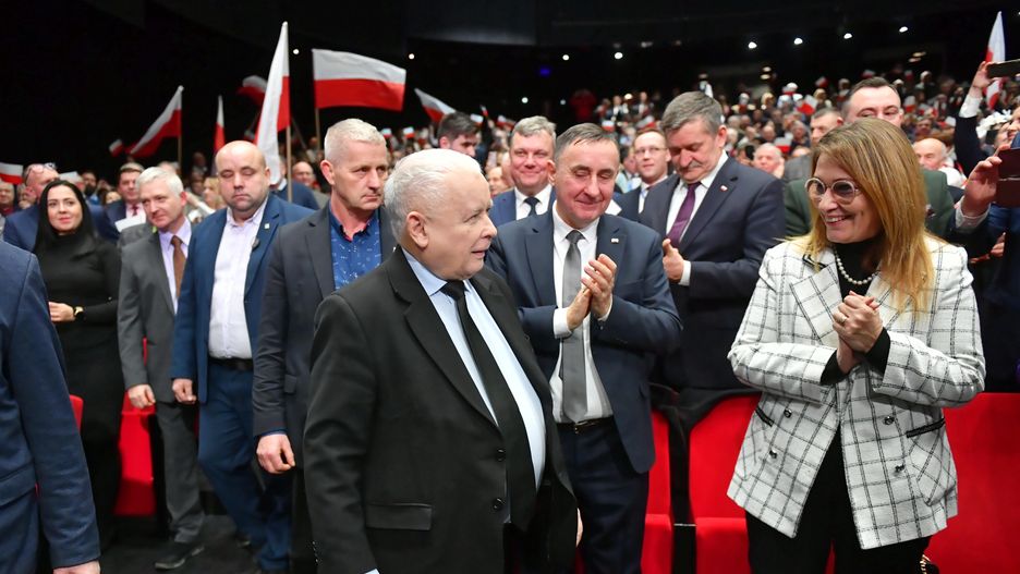 Jarosław Kaczyński i Beata Mazurek w styczniu 2024 roku