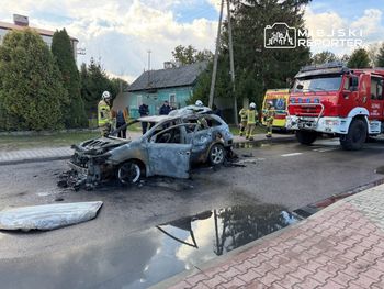 Truskaw: Pożar Toyoty na drodze. Kierwoca w szpitalu