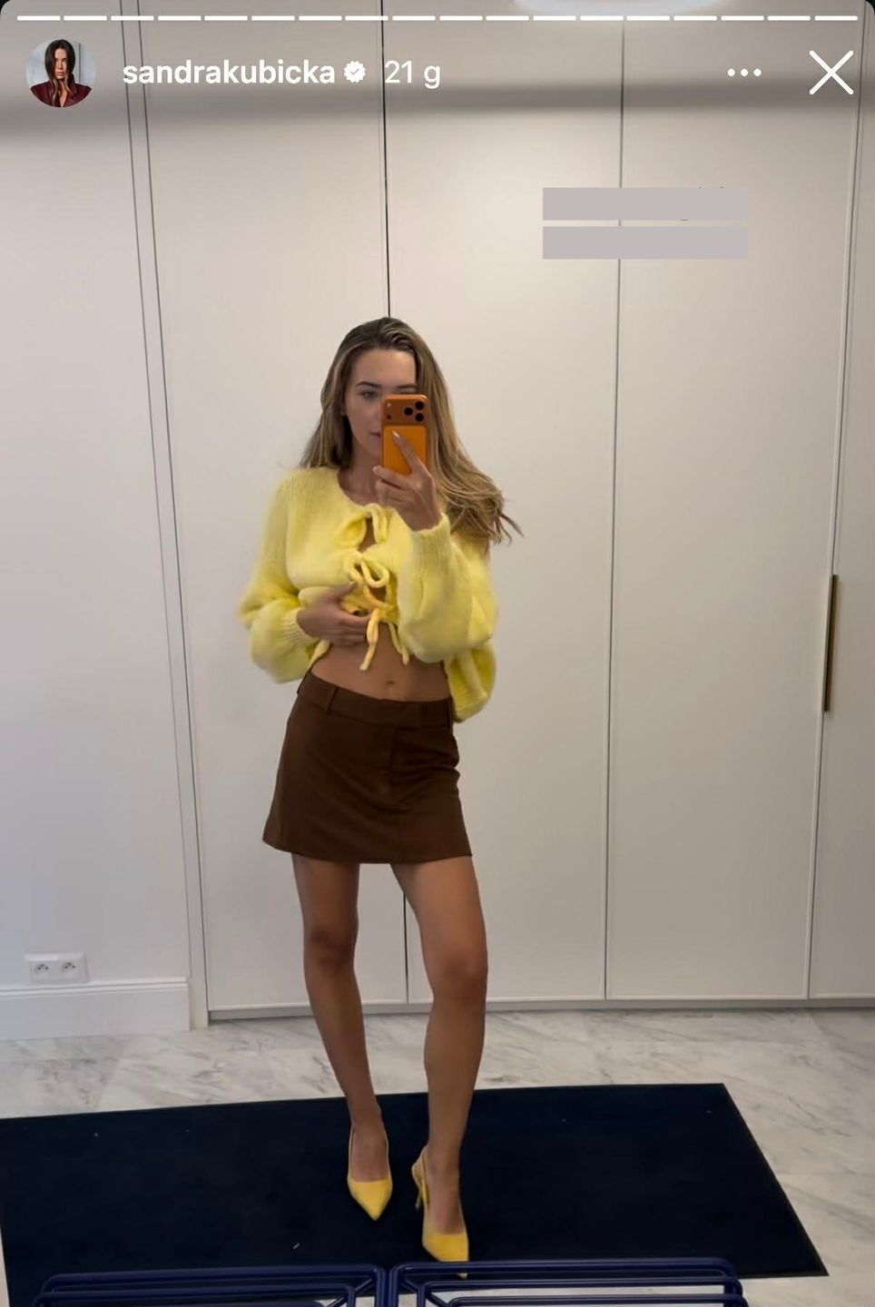 Sandra Kubicka pozuje w brązowej minispódniczce