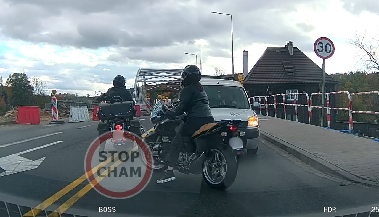 Stali na czerwonym. Nagle nadjechał. Kuriozalne sceny