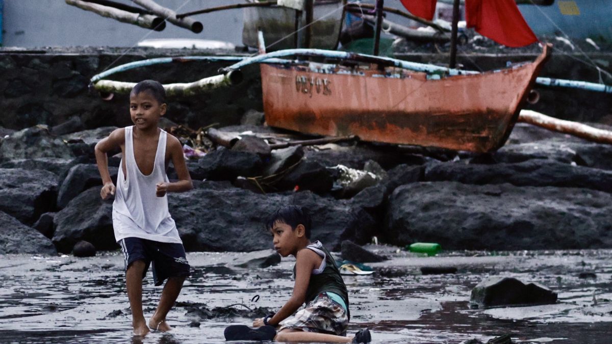 Burza tropikalna przyniosła liczne szkody na wybrzeżu 