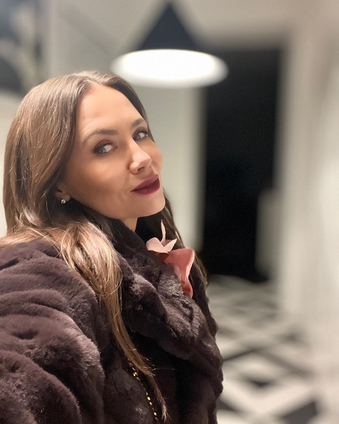 Kinga Rusin relacjonuje imprezę. Dziennikarka pozbyła się kul