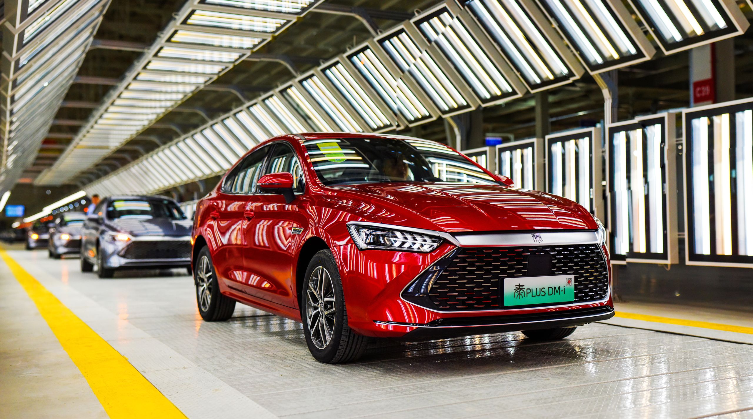 Sedan Qin Plus DM-i zjeżdża z linii montażowej w nowej bazie produkcyjnej BYD