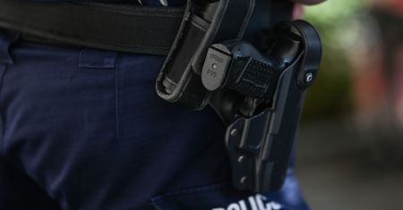 Policja zatrzymała sprawców napadu na sklep. Padły strzały ostrzegawcze