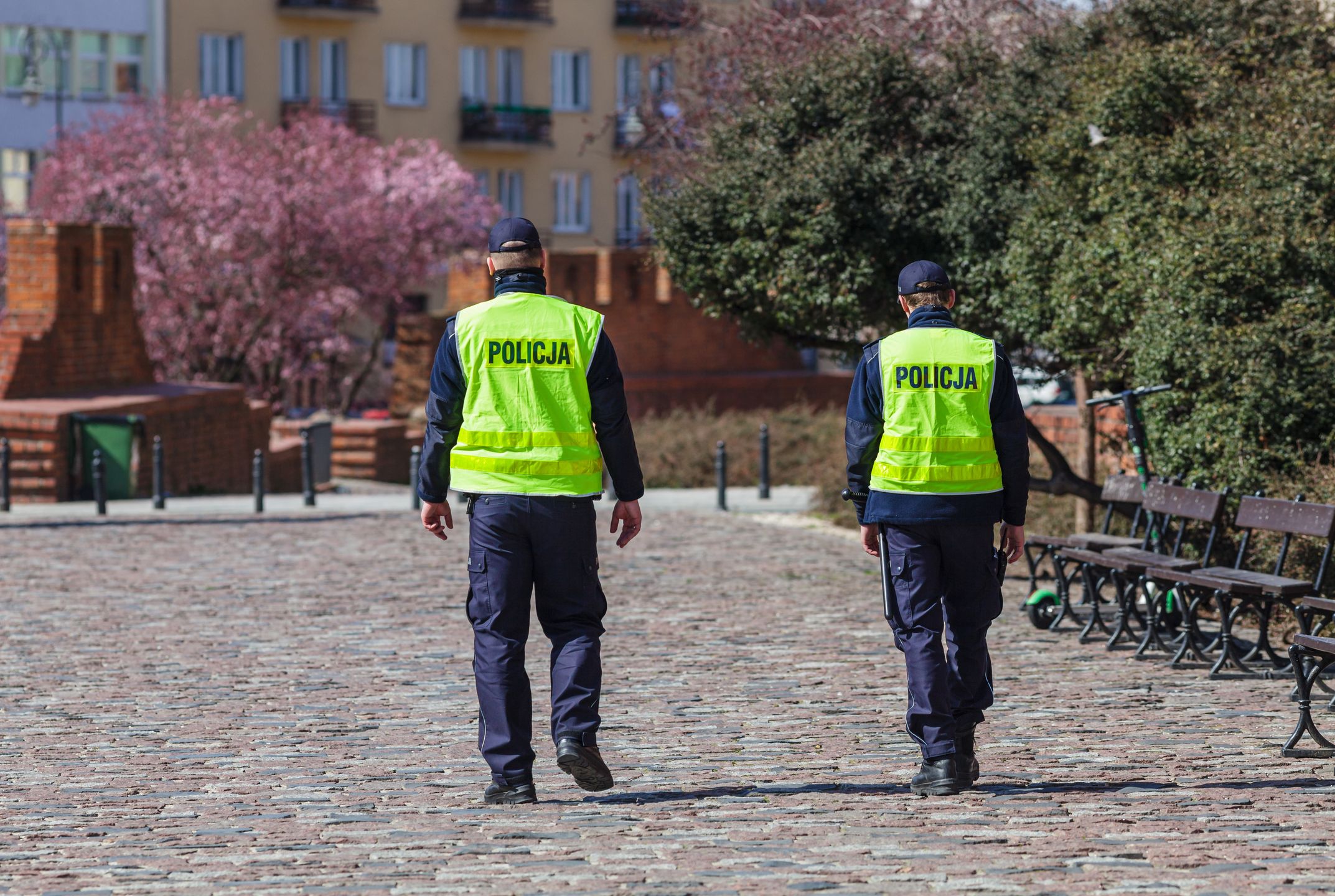 Patrol policji, policjanci w odblaskowych kamizelkach
Patrol policji, policjanci w odblaskowych kamizelkach patroluj¹ Stare Miasto w Warszawie
policja, patrol, patroluje, patroluj¹ca, policjanci, polska, Warszawa, Stare Miasto, kamizelki, odblaskowe, prewencja, bezpieczeñstwo, koronawirus, puste, pusta, ulica, ulice, bruk, s³u¿ba, na s³u¿bie, mundur, funkcjonariusze, funkcjonariusz, dwójka, para, uniform, policja, patrol, patroluje, policjanci, polska, warszawa, stare miasto, kamizelki, odblaskowe, prewencja, koronawirus, puste, pusta, ulica, ulice, bruk, mundur, funkcjonariusze, funkcjonariusz, dwójka, para, uniform
