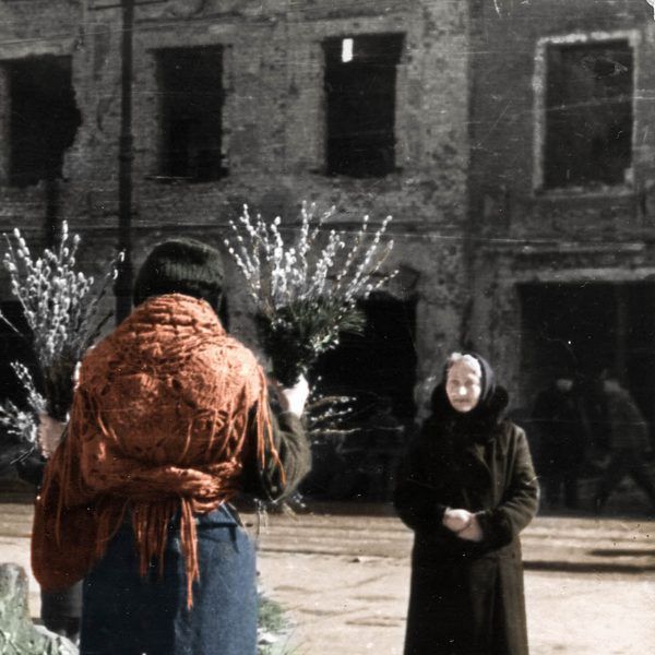 Wielkanocne bazie w zrujnowanej Warszawie.