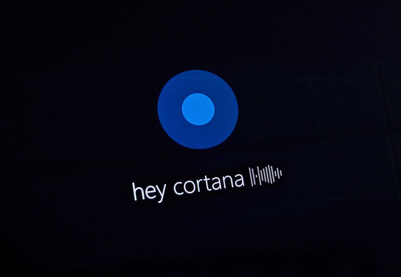 Hey Cortana na ekranie komputera z depositphotos