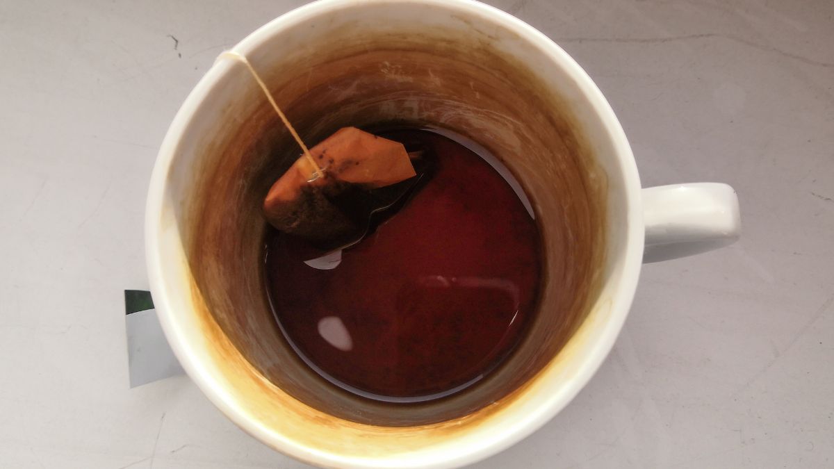 Zobacz, jak skutecznie pozbyć się uciążliwego osadu z kubka