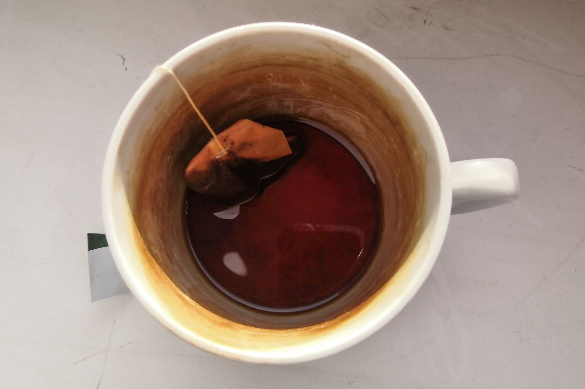 Dark brown sediment on a cup? You can remove a simple way