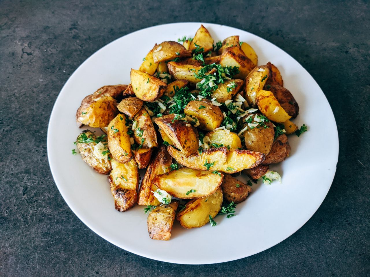 Aromatyczne smażone ziemniaki