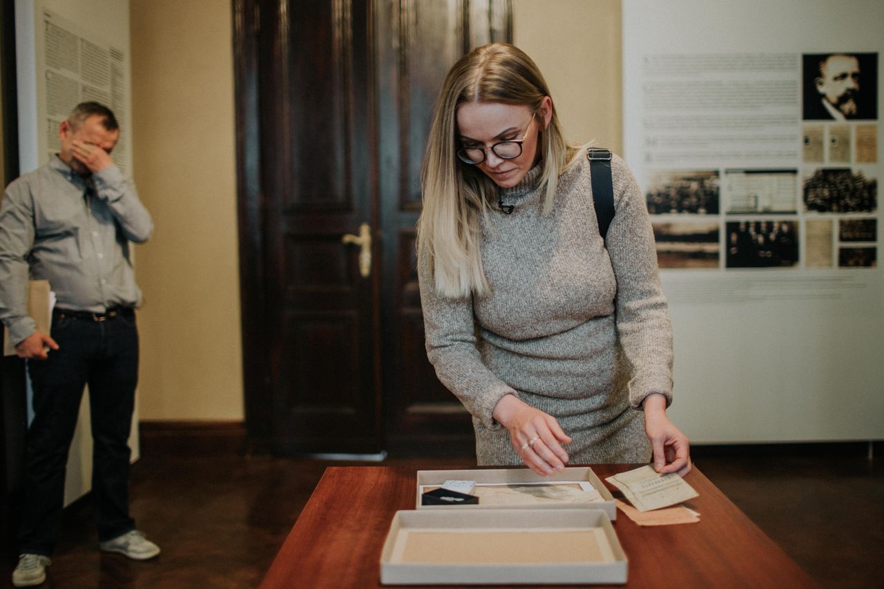 Katarzyna Konieczna odbiera pamiątki po prababci, Leokadii Rożniewskiej, z rąk Elżbiety Pasternak, koordynatorki grupy wolontariuszy z liceum w Oświęcimiu, którzy odnaleźli jej rodzinę. W głębi po lewej tata Katarzyny, Wiesław Konieczny, płacze ze wzruszenia