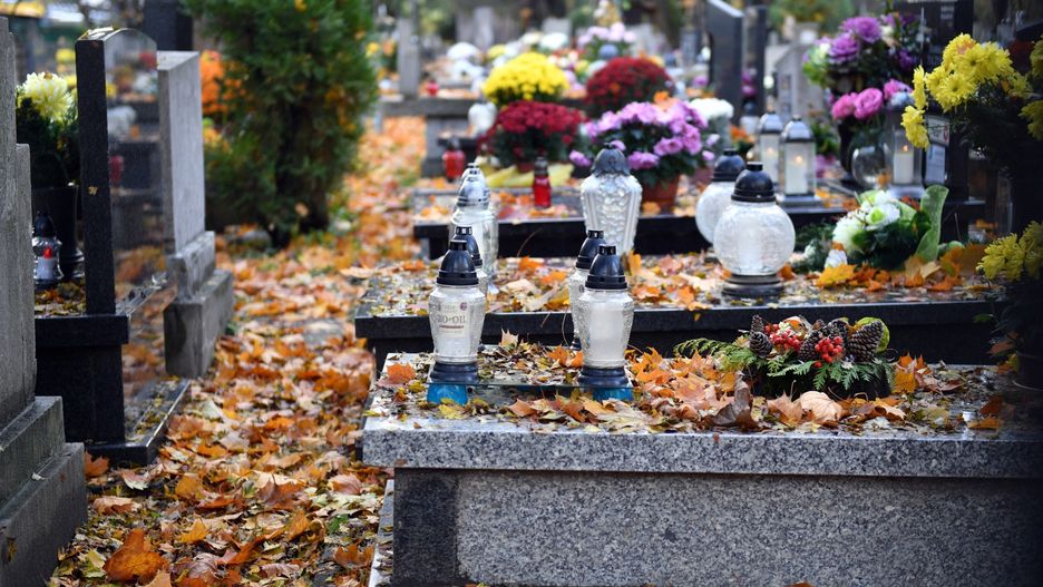 Niewielu żyjących zdaje sobie sprawę z dróg, jakie mają do przebycia nieżywi