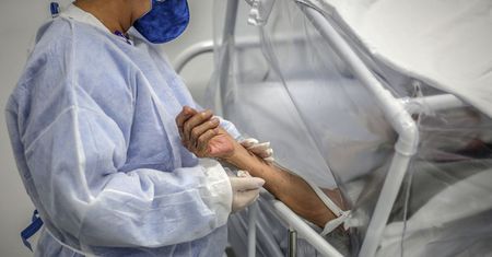 Zdecydowali się na szczepionkę z Rosji. W ciągu doby zakaziło się tam 50 tys. osób