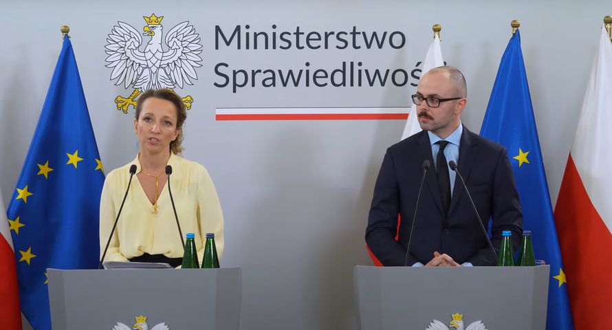 W ministerialnym raporcie pomylono redakcje i dziennikarzy. "Zdumienie i niedowierzanie"