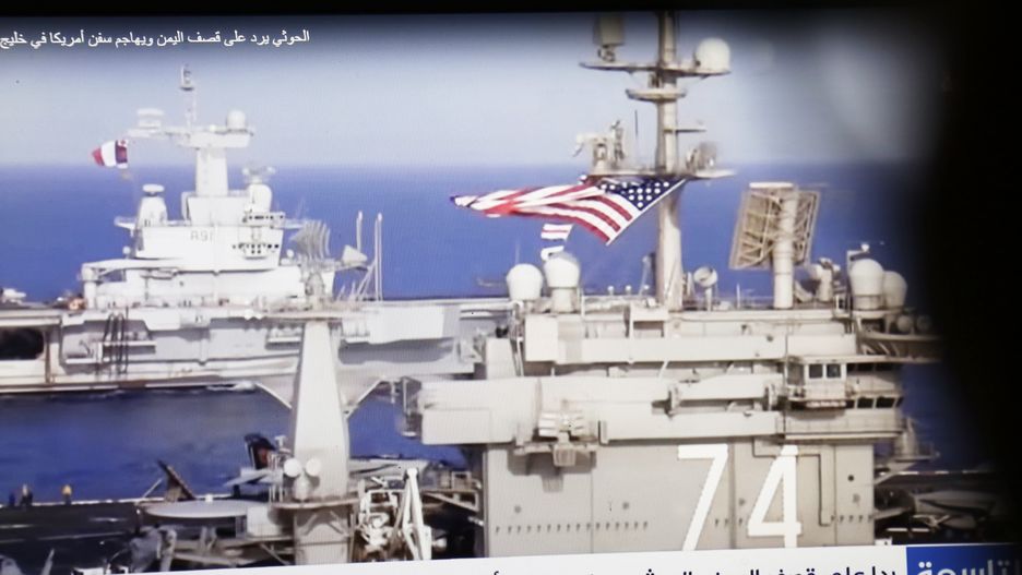 Yemeńczyk przeglądający wiadomości na ekranie swojego laptopa, który transmituje okręty wojenne USA i Wielkiej Brytanii wśród wiadomości związanych z atakiem na statek Zografia na Morzu Czerwonym, 16 stycznia 2024 r., w swoim domu w Sanie w Jemenie. Rzecznik wojskowy jemeńskiej brygady grupy Houthi Yahya Sareea powiedział w oświadczeniu, że zaatakowali oni rakietami morskimi statek Zografia płynący do Izraela na Morzu Czerwonym