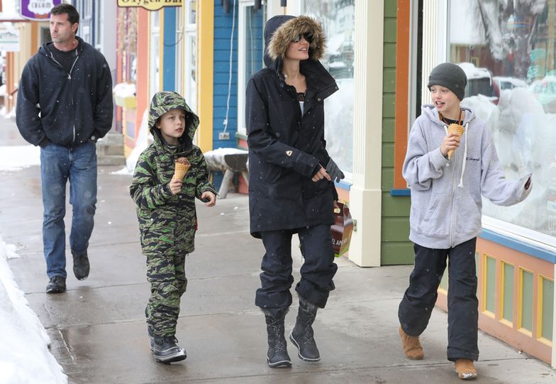 Angelina Jolie zabrała dzieci na lody i zakupy do sklepu z zabawkami