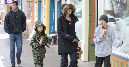 Uśmiechnięta Angelina Jolie z dziećmi w Kolorado (ZDJĘCIA)
