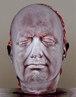Zwariowany artysta wyrzeźbił swoją głowę z 4,5 litra własnej krwi