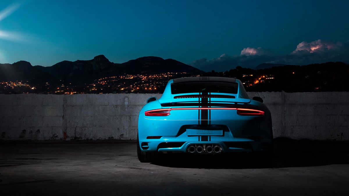 Trzeba przyznać, że zestaw stylistyczny jest bardzo subtelny. TechArt ma w swojej ofercie znacznie bardziej agresywne pakiety. Ten, nowy, ma elementy wyraźnie różniące się od tego, co dostajemy w standardzie, jednak nie narzucają się one wizualnie. W skład zestawu wchodzi zmodyfikowana atrapa przedniego zderzaka z niewielkim spliterem, nowy pas tylny z atrapą dyfuzora oraz tylny spojler.