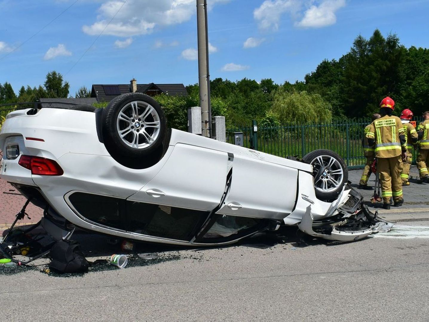 Myślenice: Pijacka szarża BMW zakończona dachowaniem. Kierowca miał ponad 2,5 promila