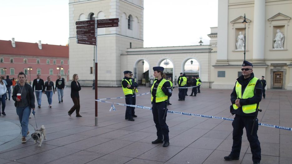 policja
Albert Zawada
ewakuacja, niebezpiecze�stwo, pocisk, policja