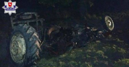 Traktor rozpadł się na części po zderzeniu z autem