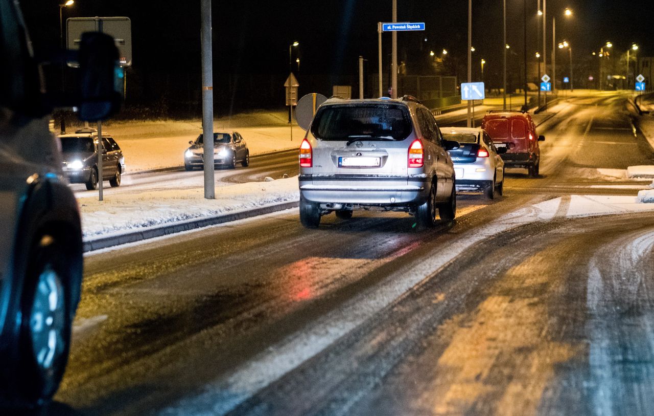 Nadchodzą marznące opady. Kierowcy muszą uważać na czarny lód