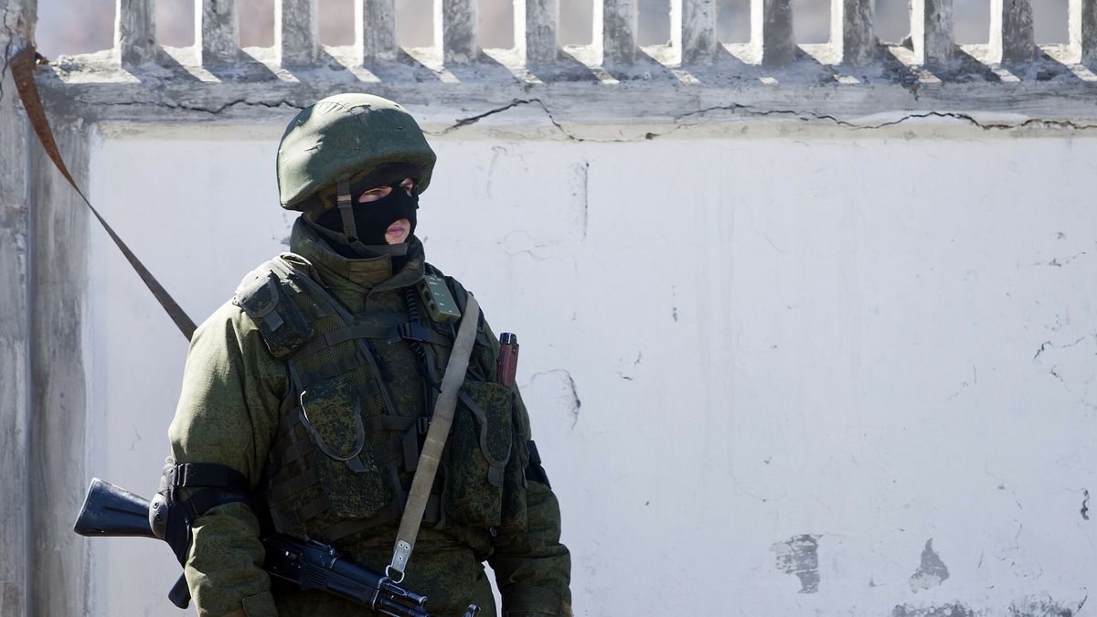 G?osowanie na Krymie17.03.2014 Symferopol . Dzien po referendum w sprawie przylaczenia autonomii krymskiej do Federacji Rosyjskiej . N/z Zolnierze blokujacy wjazdy do ukrainskich baz wojskowych   fot Adam Guz/REPORTERAdam Guz/REPORTER