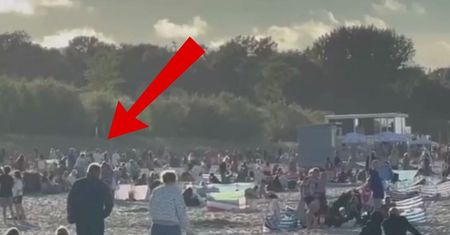 19:00 na plaży we Władysławowie. Tłum. Czekali na zaćmienie Słońca
