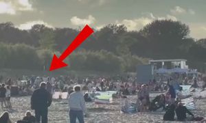 19:00 na plaży we Władysławowie. Tłum. Czekają na zaćmienie Słońca