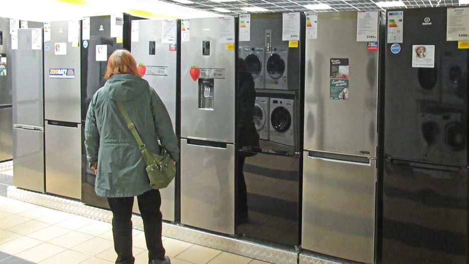 Zmiany w oznaczeniach energetycznych sprz?tu AGD
PHOTO: ZOFIA I MAREK BAZAK / EAST NEWS   Warszawa 04.03.2021. Od 1 marca zmiany w sklepach, zgodnie z decyzja Komisji Eurpejskiej, nowe etykiety na nowym sprzecie AGD i RTV   N/Z Lodowki, klientka robiaca zakupy
MAREK BAZAK