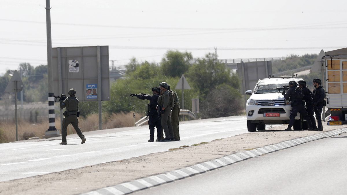 Rocket launches on Israel from Gaza
epa10905158 Israeli security forces on high alert south of the city of Ashkelon, 07 October 2023, after rocket barrages were launched from the Gaza Strip early Saturday in a surprise attack claimed by the Islamist movement Hamas.  Israeli State reports that at least 22 Israelis were killed in seven active combat centers in the South, and that over 3,000 rockets where launched by Hamas.  EPA/ATEF SAFADI 
Dostawca: PAP/EPA.
ATEF SAFADI