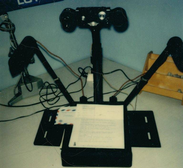 Radziecki kombajn używany przez funkcjonariuszy Wydziału IX do szybkiego kopiowania dokumentów. Po lewej i po prawej widoczne są lampy